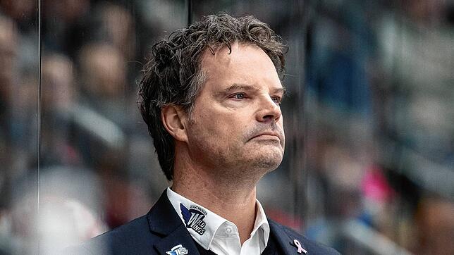 Der Schwenninger Co-Trainer Tim Kehler vertrat beim Spiel gegen die Straubing Tigers den erkrankten Wild-Wings-Chefcoach Steve Walker. ...