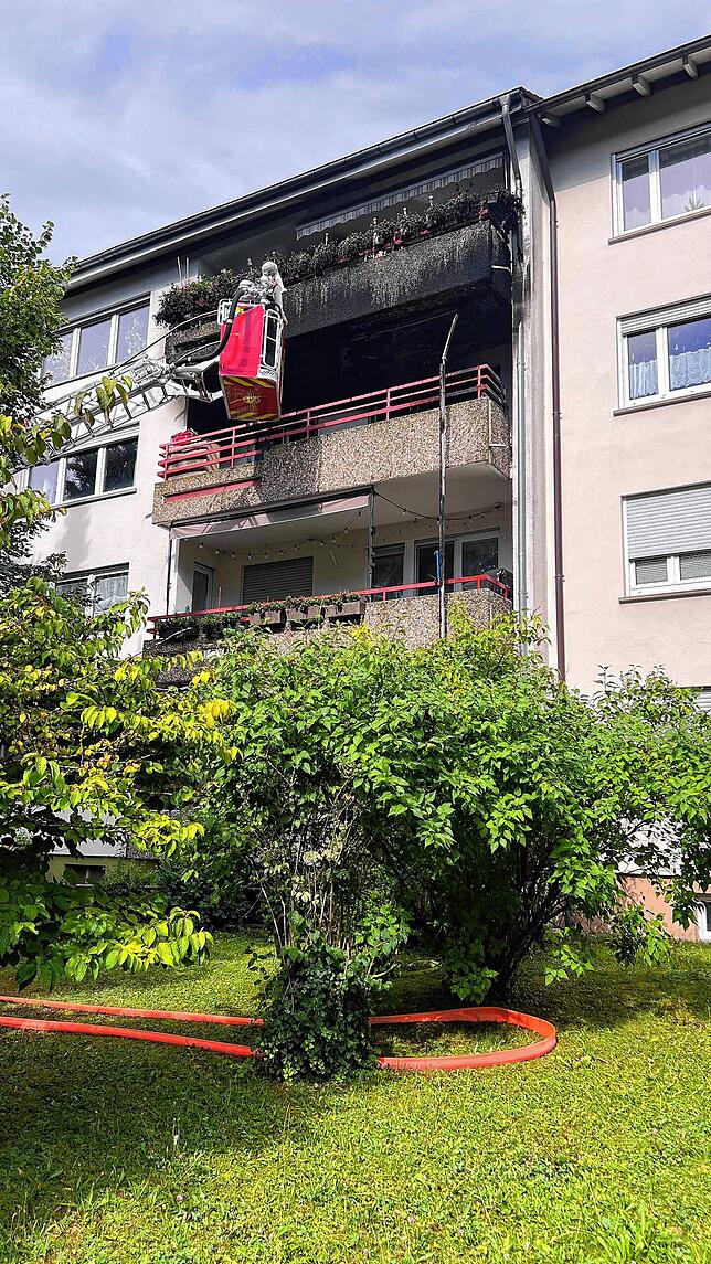 Beim Eintreffen der Wehr sei der Balkon bereits in Vollbrand gestanden, berichtet Feuerwehrkommandant Mario Dutzi.