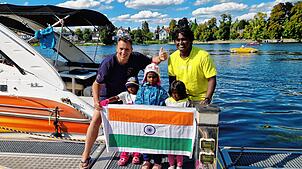 Oliver Halder (links) mit Vater Tulasi Chaytania und den drei kleinen Schwimmerinnen aus Indien.