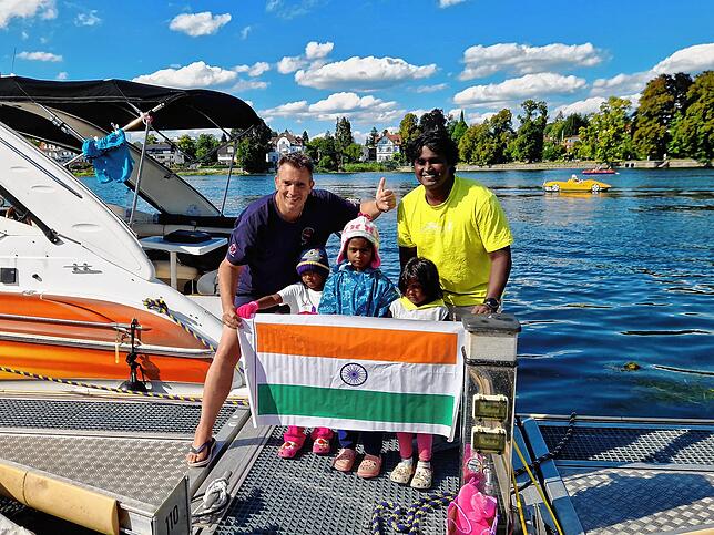 Oliver Halder (links) mit Vater Tulasi Chaytania und den drei kleinen Schwimmerinnen aus Indien.