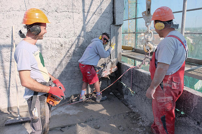 Gute Laune auf der Baustelle: Beim Abriss des Conti setzen die Mitarbeiter der Firma Gerhäuser Betonsägen ein.