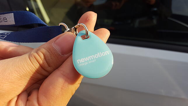 Auch von der Firma Newmotion gibt es einen RFID-Chip, mit dem man an vielen Ladesäulen Strom tanken kann.