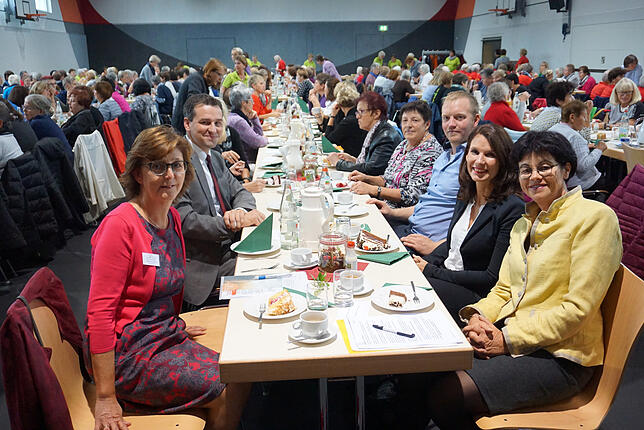 Mehr als 250 Landfrauen hatten sich zum Bezirkslandfrauentag in Berau eingefunden. rechts Vorsitzende Elisabeth Etspüler, ...