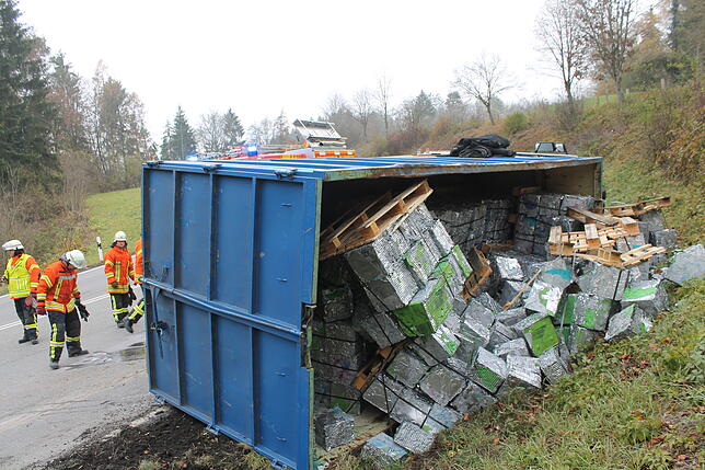 Bild 5: Bilder vom Unfall: Umgekippter Lastwagen am Randenaufstieg der B 314