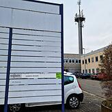 Die Gewerbetafel, einst das Empfgangsschild des Telekom-Areals, ist nahezu leer. Auf dem Grundstück befinden sich drei Gebäude (A, B, ...