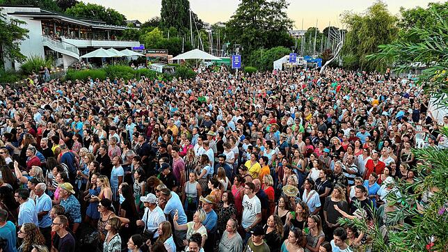 Bild 4: Alvaro Soler in Friedrichshafen: Konzert begeistert Besucher am Seeufer (Teil 1)
