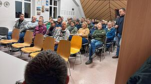 Bürgermeister Markus Keller erläutert bei der ersten Gmond in Riedböhringen die Gelegenheit zum kostenfreien Glasfaseranschluss. Bild: ...