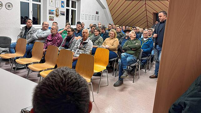 Bürgermeister Markus Keller erläutert bei der ersten Gmond in Riedböhringen die Gelegenheit zum kostenfreien Glasfaseranschluss. Bild: ...