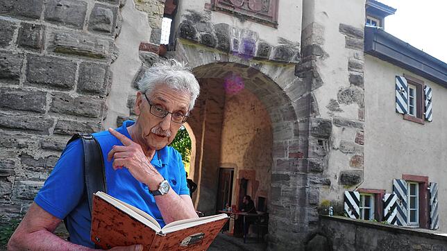 Lokalhistoriker Martin Birken, hier vor dem Tor der Befestigungsanlage, hat zum Bauernkrieg auf Schloss Beuggen recherchiert. Foto: ...