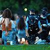 Polizisten kontrollieren im Zentrum Stuttgarts Personen.