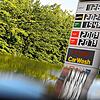 Die Preise für Sprit sind auf der Anzeige einer Tankstelle in Tettnang zu sehen. Die Menschen in Baden-Württemberg schränken sich einer ...