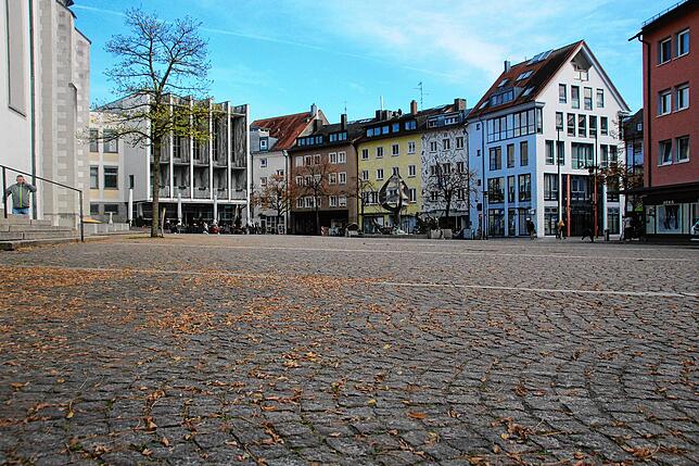 Eher Grau statt grün ist der Adenauerplatz. Ein Hain soll Abhilfe schaffen.