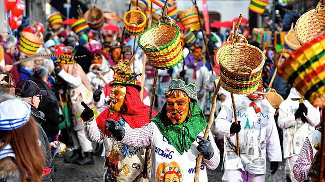 Narren der Dorauszunft Saulgau ziehen beim Landschaftstreffen durch die Innenstadt: Die Besonderheiten der alemannischen Fasnacht sind ...