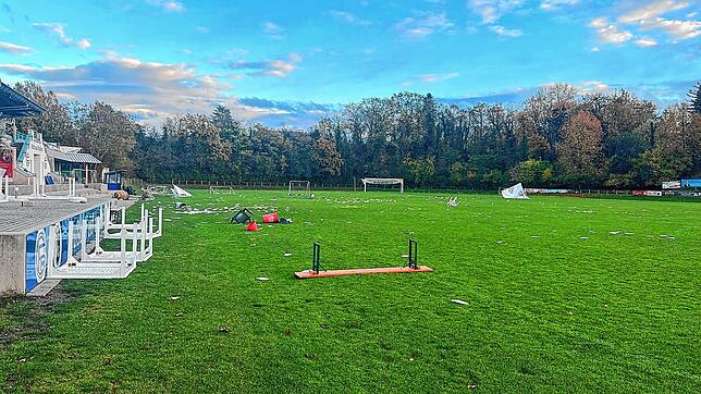 Am Montagmittag war der Platz des Mettnau-Stadion noch voller zerstörter Möbel. Am Dienstag trafen sich etliche zum Aufräumen.