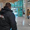 An ihm kommt niemand ungesehen vorbei: Wer das Verwaltungsgebäude an der Laube betritt, trifft seit über drei Monaten auf einen ...