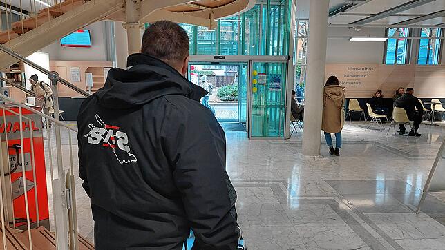 An ihm kommt niemand ungesehen vorbei: Wer das Verwaltungsgebäude an der Laube betritt, trifft seit über drei Monaten auf einen ...
