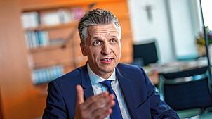 Thorsten Frei, Chef des Bundeskanzleramts und Bundesminister für besondere Aufgaben, aufgenommen bei einem Interview im Juni.