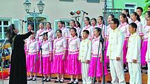 Ein Schülerchor aus Peking singt bei der Eröffnung des Hausherrenfestes am Samstagabend auf dem Marktplatz in Radolfzell. Bild: ...
