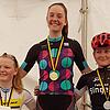 Landesmeisterin: Finja Lipp (Mitte) von Orbea Serpentine Velosport aus Rheinfelden feierte in Böhringen bei den U17-Juniorinnen einen ...