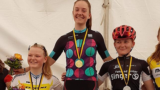 Landesmeisterin: Finja Lipp (Mitte) von Orbea Serpentine Velosport aus Rheinfelden feierte in Böhringen bei den U17-Juniorinnen einen ...