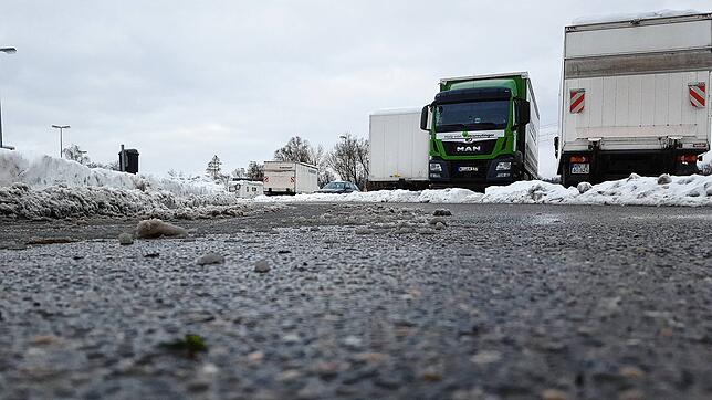 Auf dem Lkw-Parkplatz im Industriegebiet fehlen seit Jahren Toiletten für die Fahrer. Auch Stellplätze sind wegen einer Baustelle knapp.