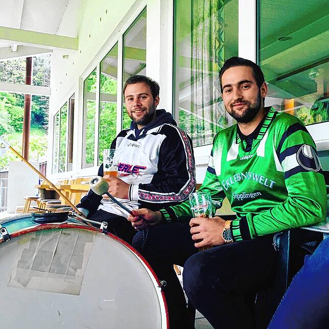 Simon Stengele (links) und Marek Widenhorn unterstützen den TSV Sipplingen lautstark, wenn die Erste Mannschaft auf dem Rasen steht. In ...