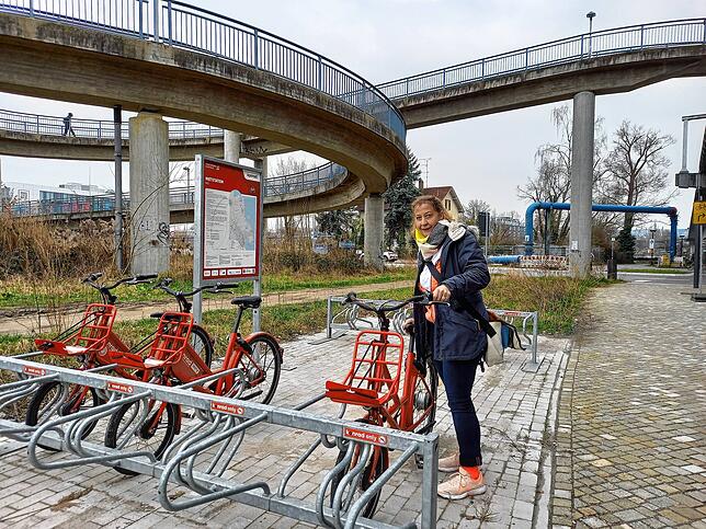 Bauleiterin Ulrike Schatz an der Station für die Konräder, die man hier leihen kann.