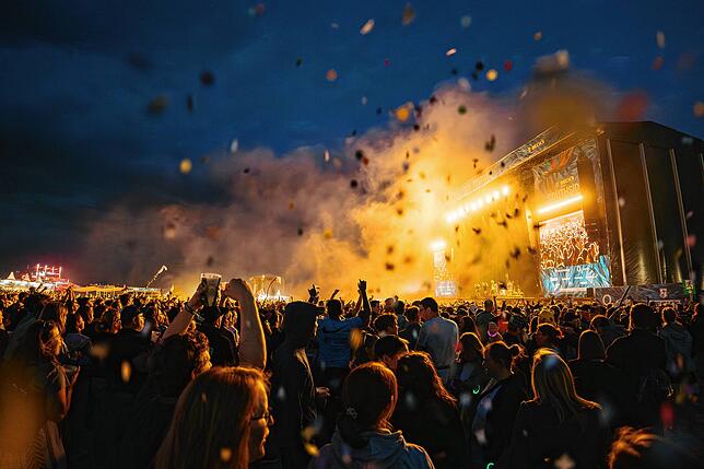 Die Stimmung zieht immer mehr Menschen vor die Bühnen des Southside. Aber welche Musik wird dort eigentlich hauptsächlich gespielt? ...