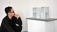 Fachkundiger Blick – der neue Galerieleiter mit seinem Favoriten, einer abstrakten Skulptur Sol ­LeWitts.