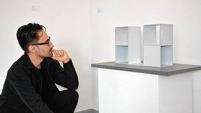 Fachkundiger Blick – der neue Galerieleiter mit seinem Favoriten, einer abstrakten Skulptur Sol ­LeWitts.