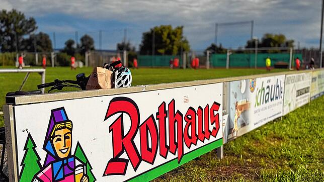 Werbebanner für eine Brauerei an einem Sportplatz in Radolfzell – ob das erlaubt sein soll oder nicht, darüber wurde kürzlich im ...