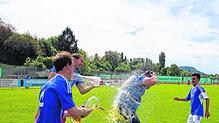 Eine Bierdusche für den Trainer: Die Spieler des SC Markdorf begießen mit Bernd Filzinger die Meisterschaft in der Fußball-Bezirksliga. ...