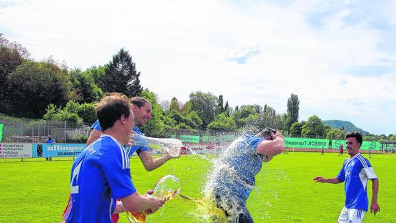 Eine Bierdusche für den Trainer: Die Spieler des SC Markdorf begießen mit Bernd Filzinger die Meisterschaft in der Fußball-Bezirksliga. ...