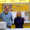 Sie freuen sich ab sofort auf die Blumberger Postkunden, Achim Langenbacher vom Baufachmarkt Knöpfle und Petra Udech. Bilder: Reiner Baltzer