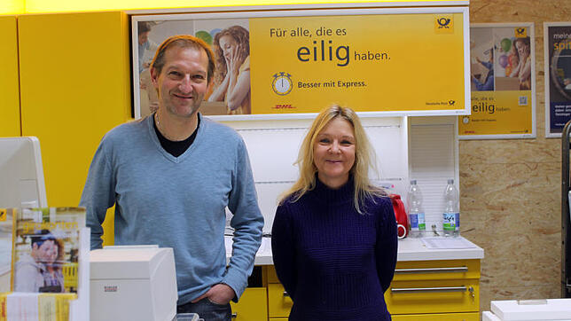 Sie freuen sich ab sofort auf die Blumberger Postkunden, Achim Langenbacher vom Baufachmarkt Knöpfle und Petra Udech. Bilder: Reiner Baltzer
