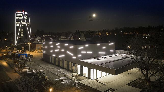 Bild : Die Schwenninger Neckarhalle strahlt jetzt buchstäblich in neuem Glanze