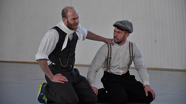 Die beiden Freunde aus Riedern Dorus Kromer (Lukas Böhler) und Joseph Hierholzer (Michael Beck) wandern nach Amerika aus und leiden ...