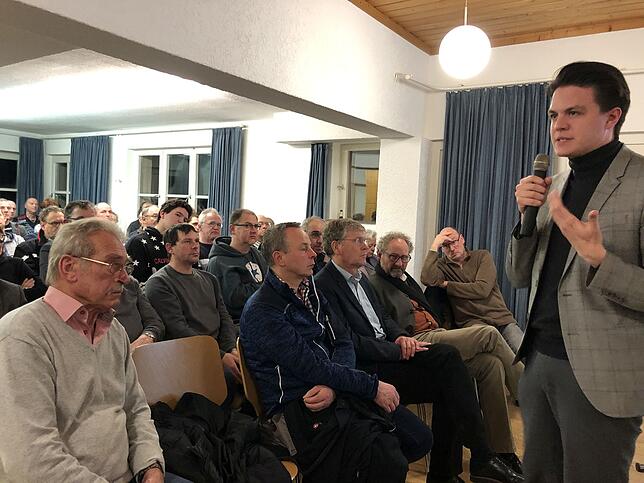 Viele Bürger nutzten die Möglichkeiten, sich beim Infoabend im Bürgerhaus Stetten über die geplante Windkraftanlage „Im ...
