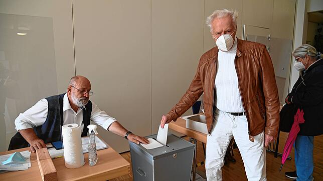 In Königsfeld wirft Siegfried Köhler seinen Stimmzettel in die Wahlurne. Bernd Möller, stellvertretender Bürgermeister, überwacht die ...