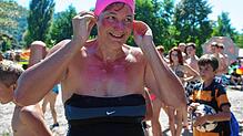 Das ist 12 Jahre her: Extremschwimmerin Kirsten Seidel aus Dresden macht sich am 18. August 2012 in Bodman bereit für ihre ...