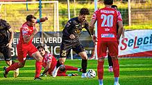 Villingens Fabio Liserra versucht in dieser Szene, sich gleich gegen mehrere Backnanger Gegenspieler durchzusetzen. Die Villinger taten ...