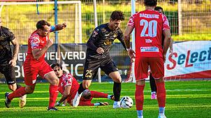 Villingens Fabio Liserra versucht in dieser Szene, sich gleich gegen mehrere Backnanger Gegenspieler durchzusetzen. Die Villinger taten ...