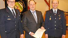 Robert Stumpp (Mitte) erhält von Kommandant Robin Damast (links) und Abteilungskommandant Hubert Scheuermann das Ehrenzeichen für 25 ...