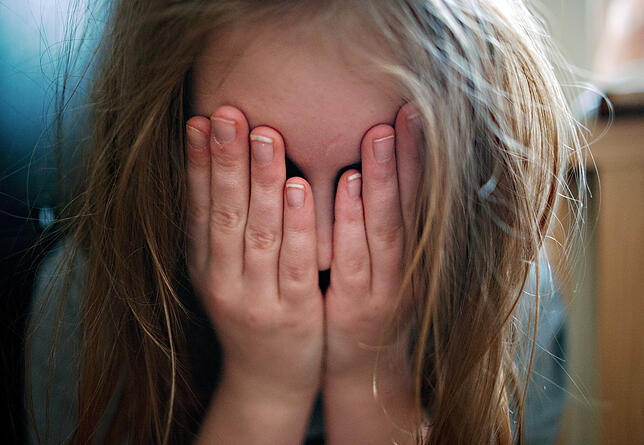Sich zurückziehen und Kontakte meiden: Das kann eine der Wesensveränderungen sein, die das Umfeld eines Kindes bemerkt, und die Hinweis ...