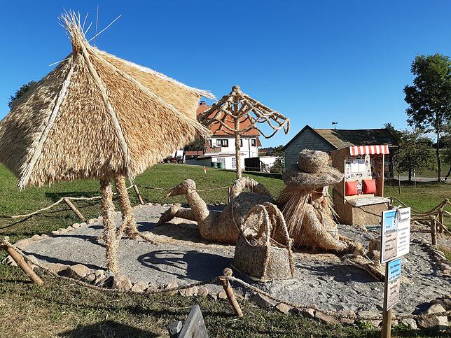 Urlaubsgefühle kommen bei dieser Strohfigur auf: Die katholische Frauengemeinschaft erschuf das Badeparadies mit &bdquo;Miss Bikini&ldquo;.