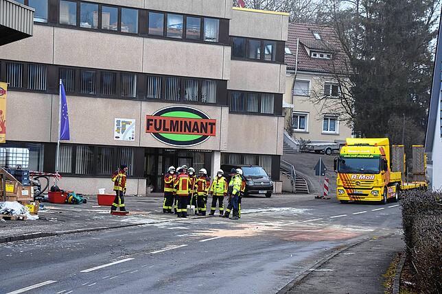 Bild 3: Der Tag nach dem Gefahrgut-Unfall: Bilder von der Lastwagen-Bergung und Straßenreinigung