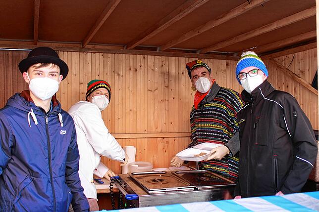 Felix Knoll, Michael Hahn, Thomas Burgbacher und Simon Gottowik (von links) hatten bei der Essensausgabe alle Hände voll zu tun.