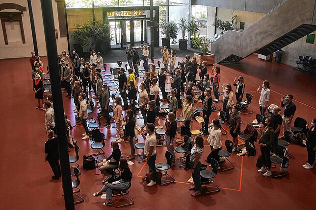 Sie sollen gegen den Lehrermangel helfen: 355 neue Lehrerinnen und Lehrer kommen im neuen Schuljahr in die Schule. Sie werden in 146 ...