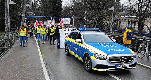 Vorne Polizei, hinten Polizei – so setzt sich der Zug über die Fahrradbrücke in Bewegung.