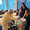 Christel Kauter (links vorne) ist 81 Jahre alt und steckt in Friedrichshafen auch bei der Europawahl ihren Stimmzettel in die Wahlurne.